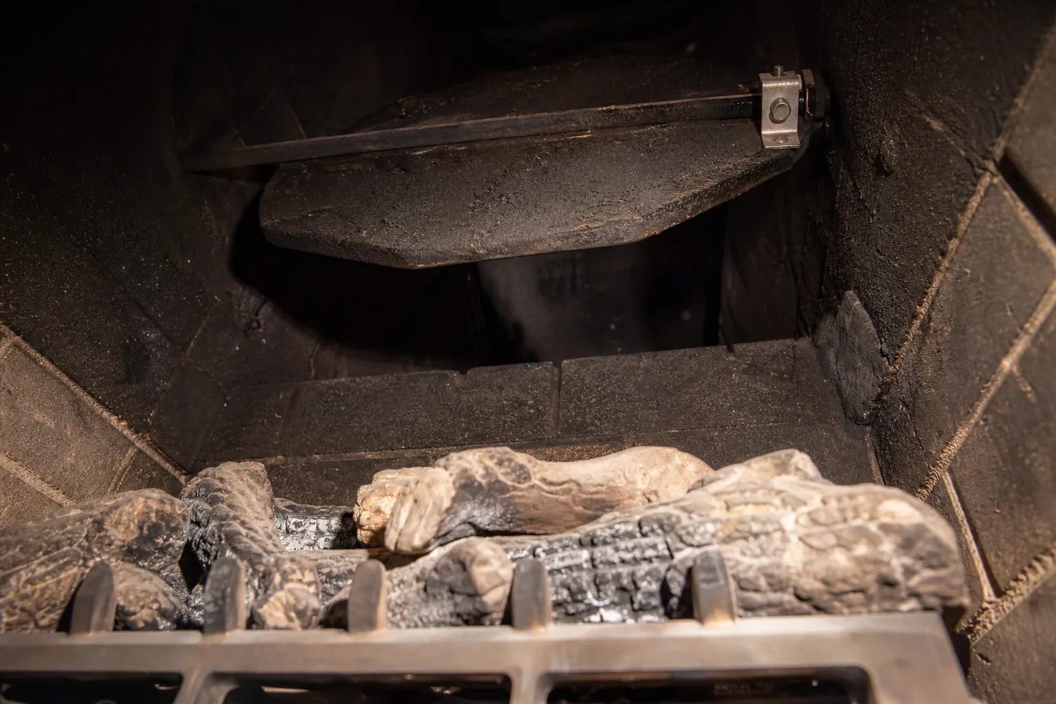Do gas fireplaces have a flue - a sooty damper plate held open by a clamp above a gas log set