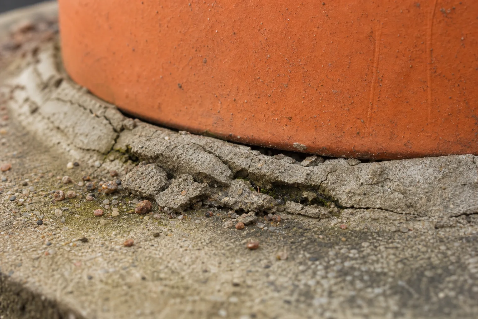Chimney pot base with cracked haunching mortar separating from the chimney crown