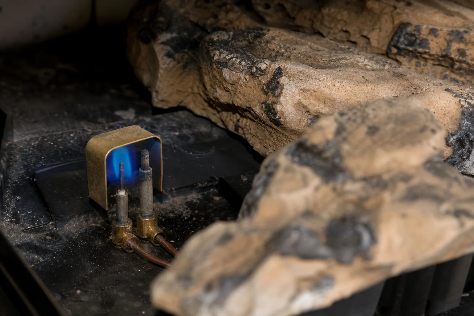 gas fireplace shuts off after 30 minutes, pilot flame wrapping the thermocouple and thermopile rods above the burner